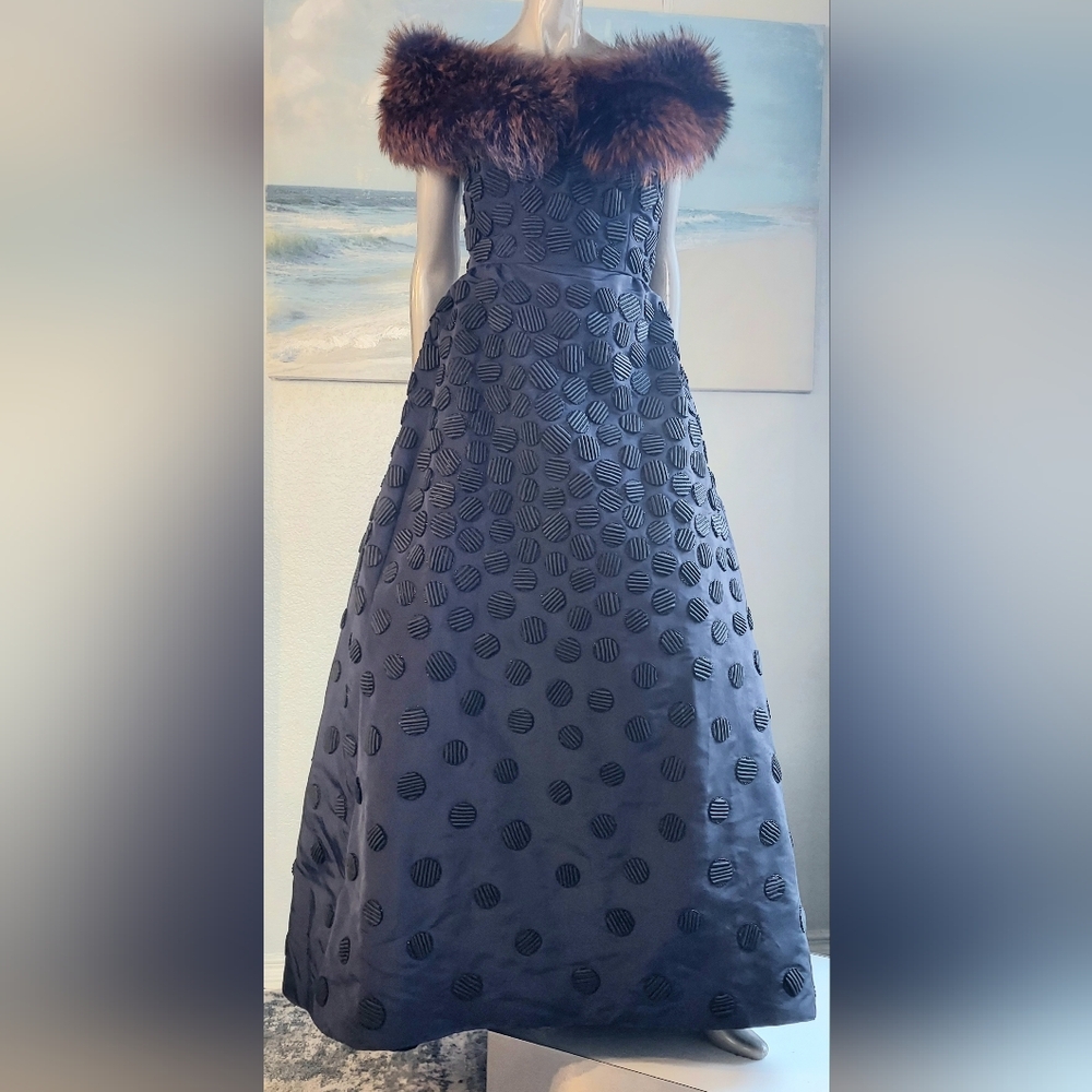 ●$8,000 OSCAR DE LA RENTA SILK BLUE EXCLUS BEAD EMBROID RUNWAY GOWN US 8